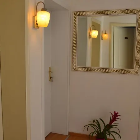 Tirana Central Guesthouse מלון
