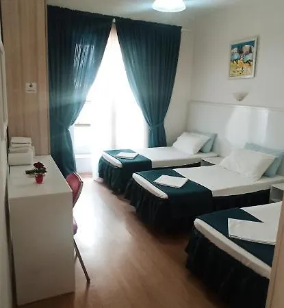 Tirana Central Guesthouse מלון