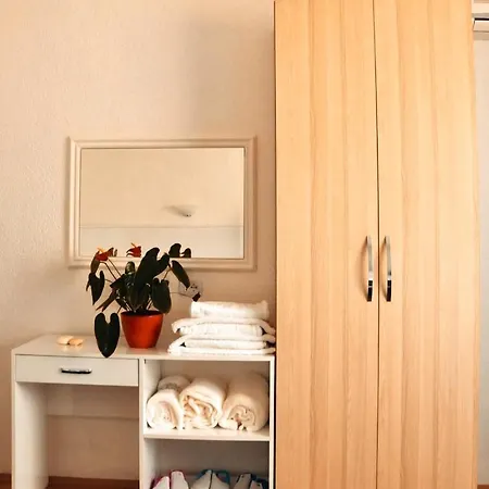 Tirana Central Guesthouse Szálloda 3*