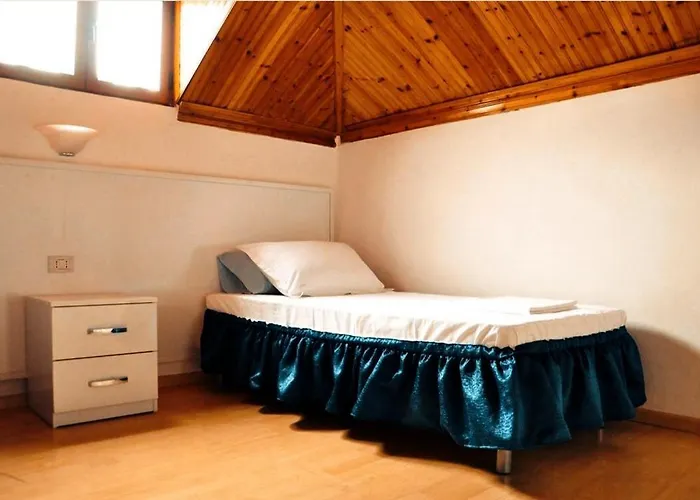 Tirana Central Guesthouse מלון טיראנה