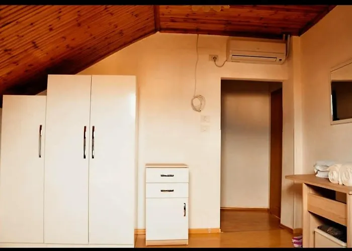 Tirana Central Guesthouse מלון